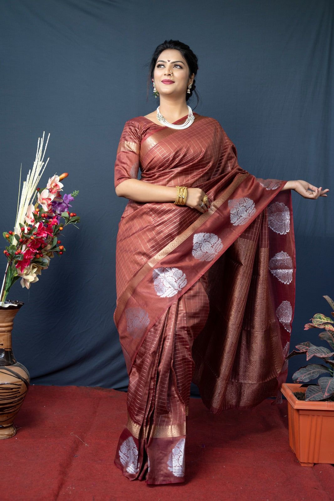Linen saree with Jari wewing work
